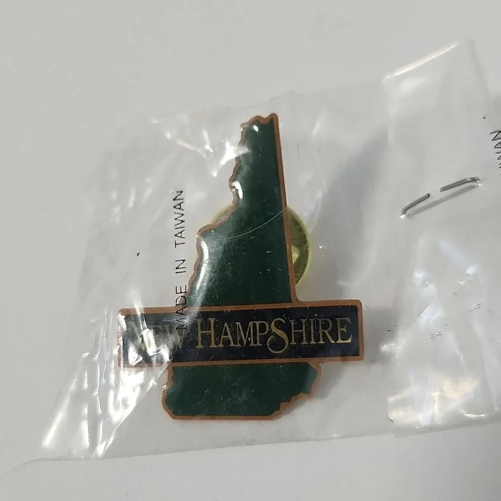 New Hampshire Souvenir Pin Simple State Shaped Lapel Style